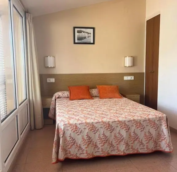 اتاق استاندارد با چشم‌انداز دریا, Hostal Sol I Sombra