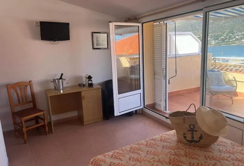 اتاق استاندارد با چشم‌انداز دریا, Hostal Sol I Sombra