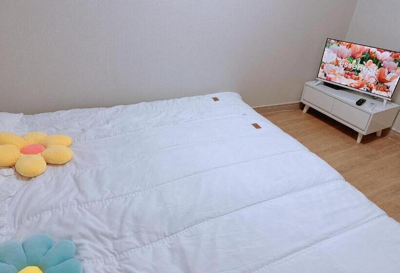 Camera Tripla Standard, Choryang Mumum 202