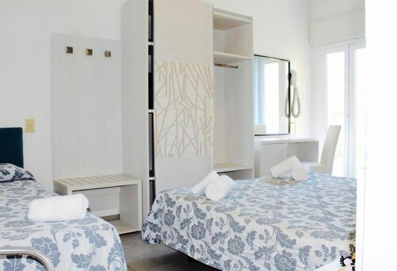 Трехместный Номер Стандарт с Балконом, President Pool & Room