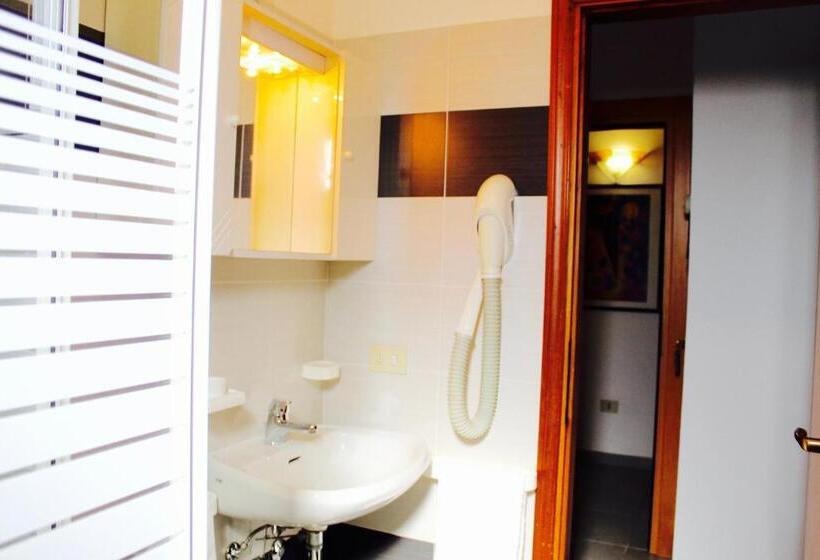 اتاق استاندارد سه تخته با بالکن, President Pool & Room