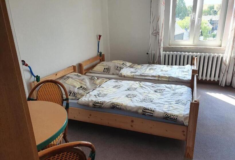 バスルーム共有のトリプルスタンダード, Monteurzimmer Alte Schule Heberndorf 1