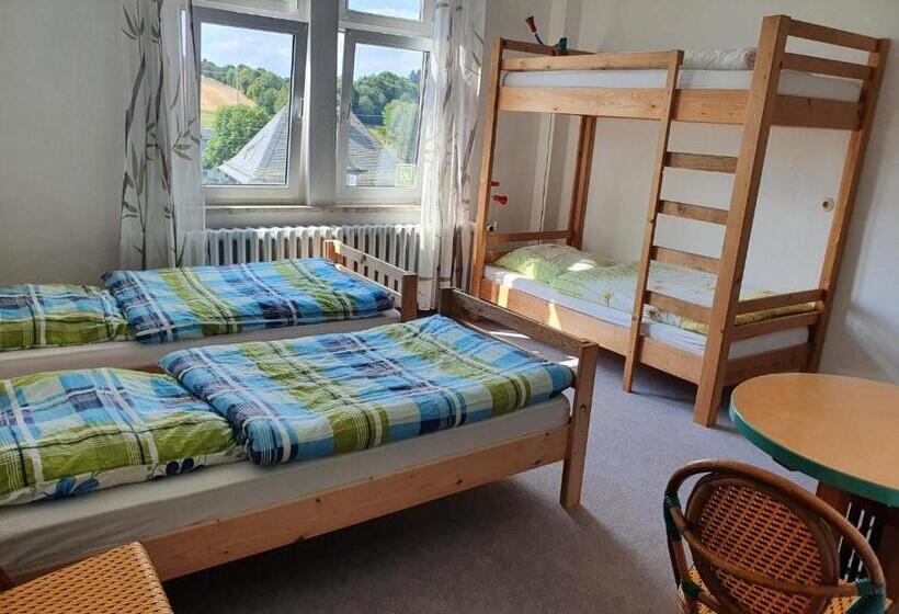 חדר סטנדרט לשלושה עם חדר אמבטיה משוף, Monteurzimmer Alte Schule Heberndorf 1