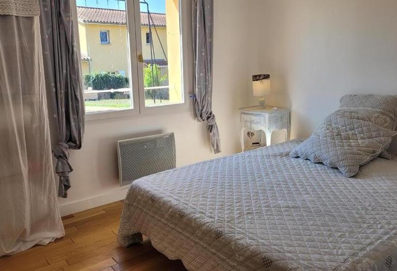 غرفة قياسية مع حمام خارجي, Alix Au Pays Des Pierres Dorées