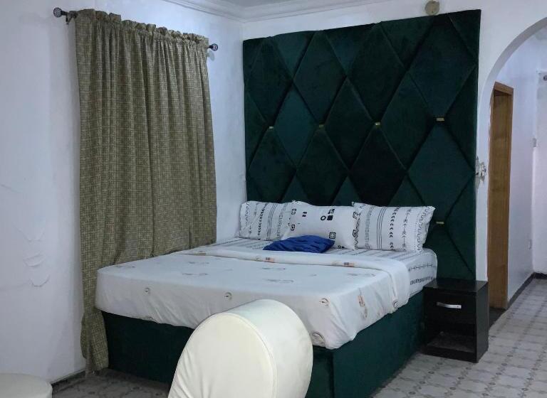 سوییت خانوادگی, Blue Moon Hotel Victoria Island