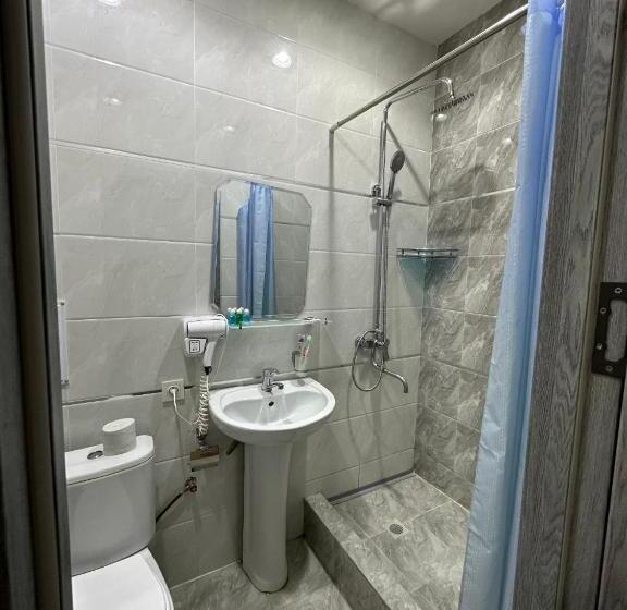 Habitació Triple Deluxe, Amor Fati Tashkent