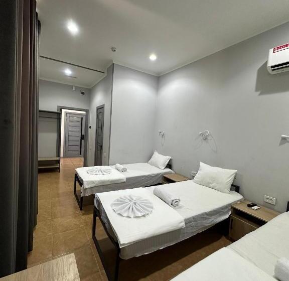 Habitació Triple Deluxe, Amor Fati Tashkent