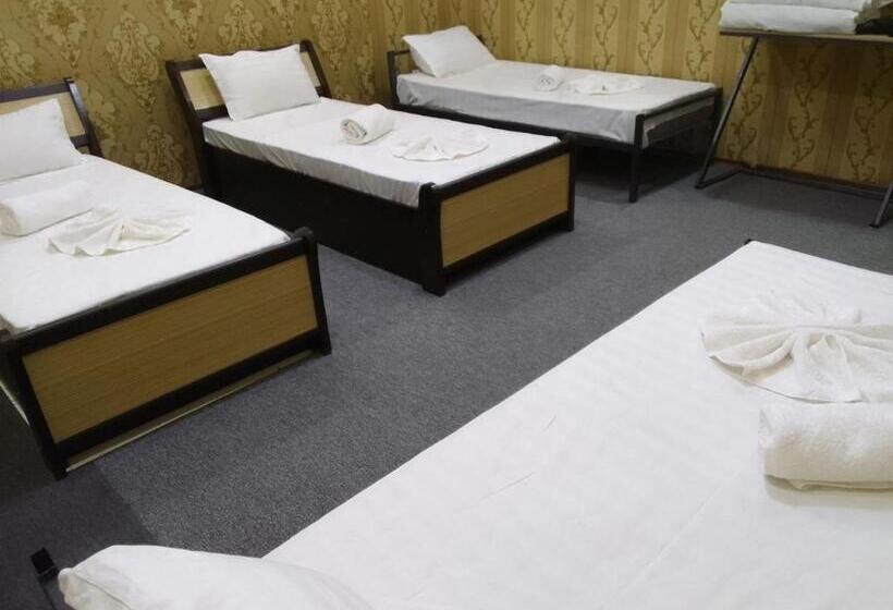 Habitació Quàdruple Estàndard, Amor Fati Tashkent