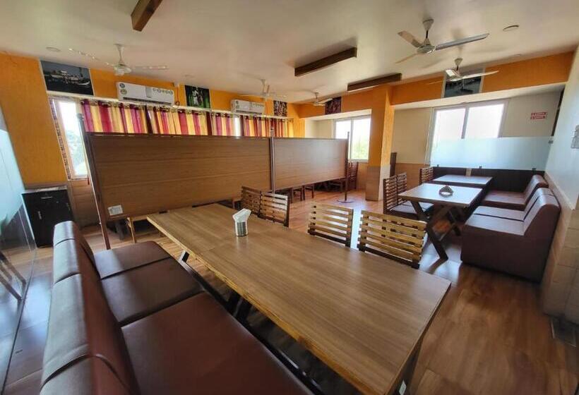 共用房间的床, Suja Krishna Residency