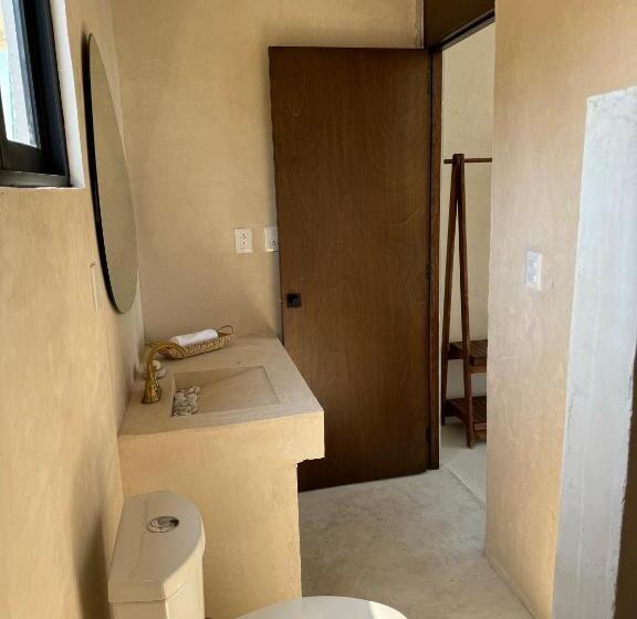 スタンダードルーム, La Calita De Teques