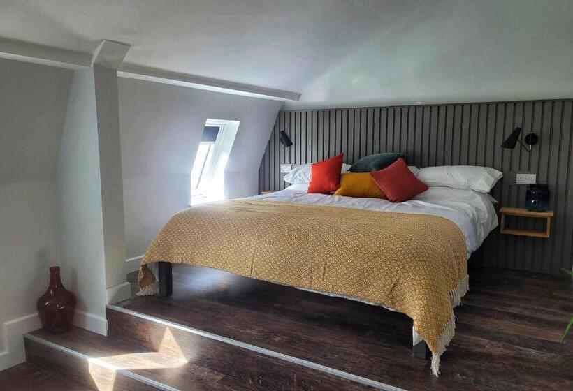 Номер Deluxe, Sgwâr