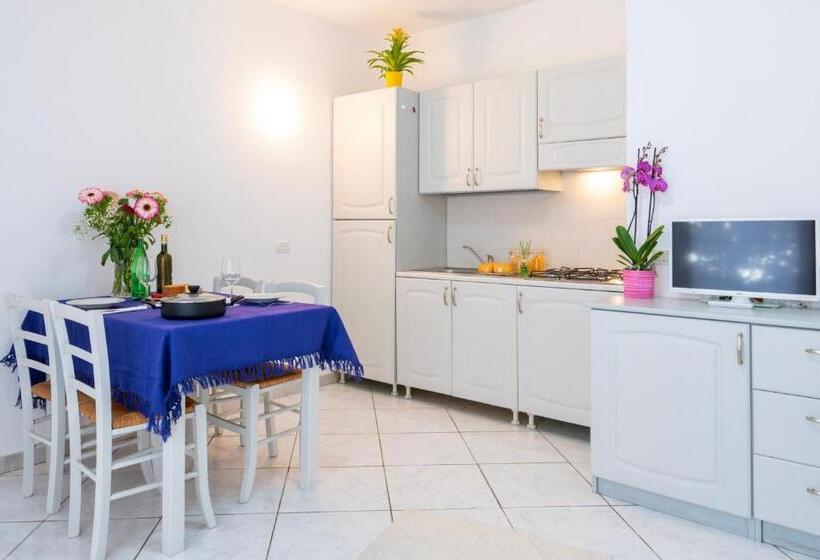 شقة غرفة واحدة, Residence With Swimming Pool In Badesi, Apartments With Air Conditioning And Private Outdoor Area