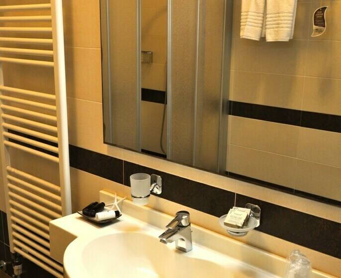 标准三人间, Etruria