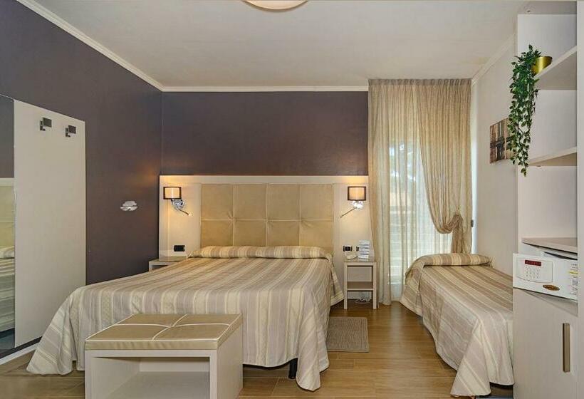 标准三人间, Etruria