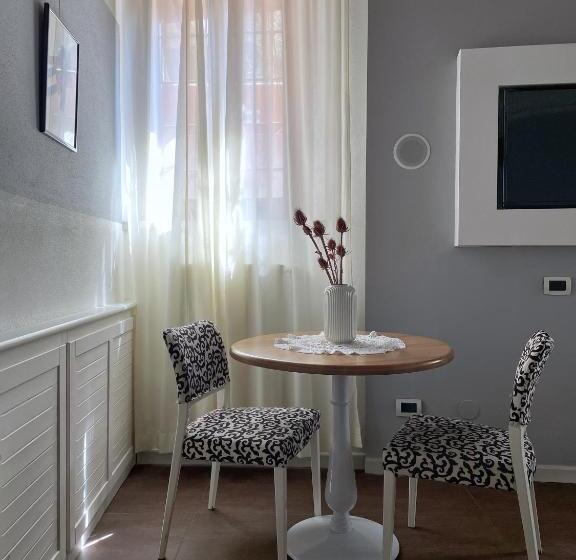 اتاق استاندارد سه نفره, Alkimia Smart Rooms