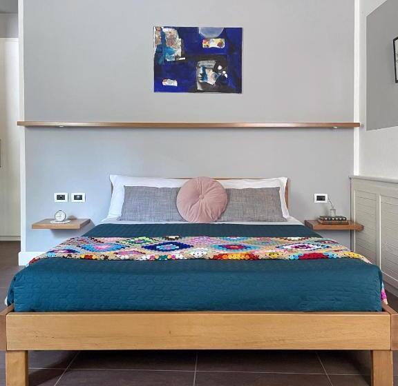 اتاق استاندارد سه نفره, Alkimia Smart Rooms