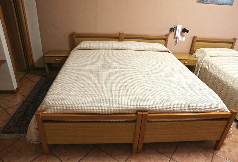 اتاق خانوادگی با چشمانداز کوه, Albergo Gusmeroli