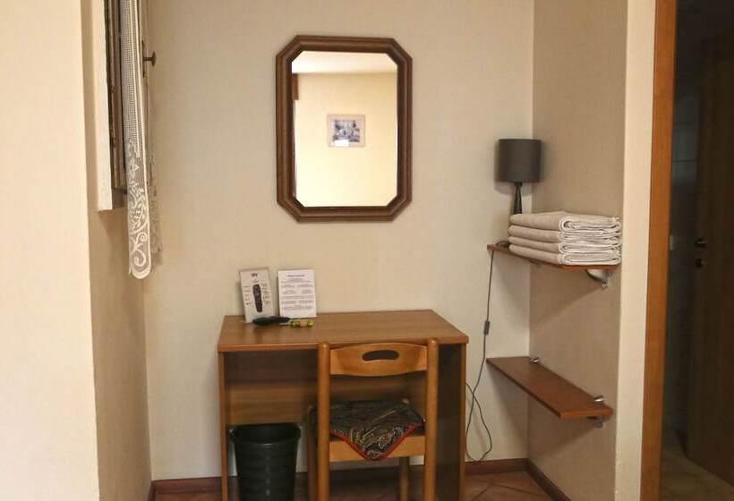 اتاق خانوادگی با چشمانداز کوه, Albergo Gusmeroli