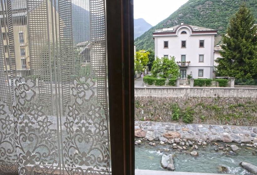 اتاق خانوادگی با چشمانداز کوه, Albergo Gusmeroli