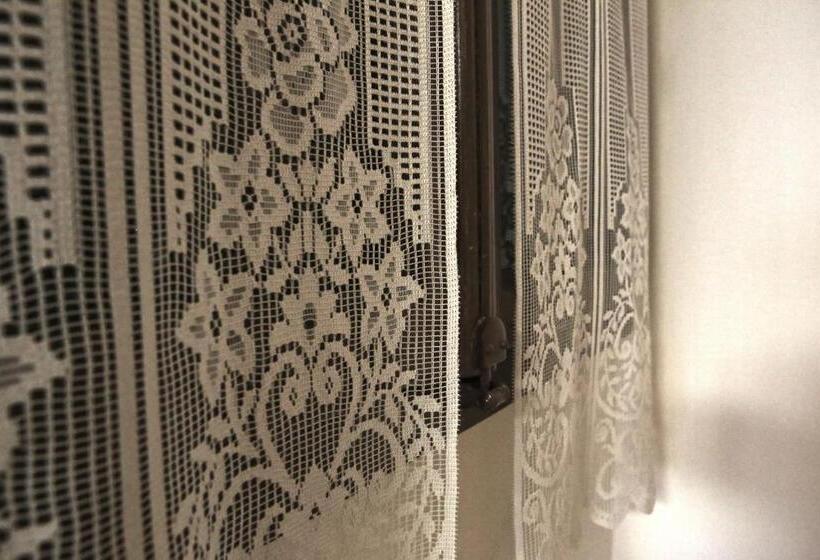 اتاق خانوادگی با چشمانداز کوه, Albergo Gusmeroli