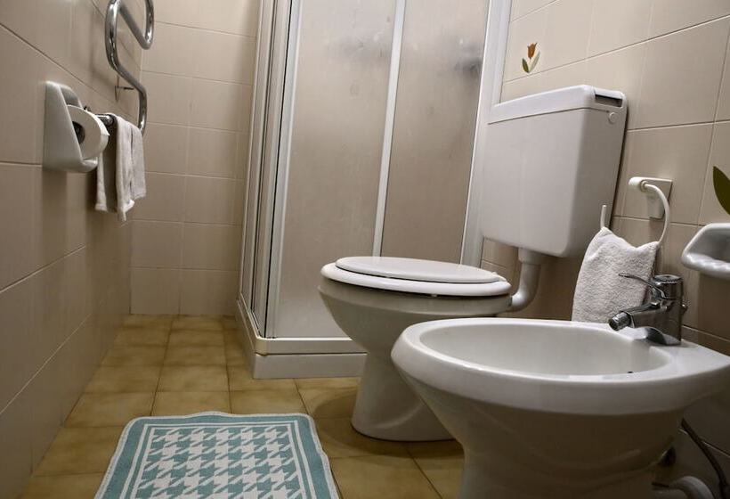 اتاق خانوادگی با چشمانداز کوه, Albergo Gusmeroli