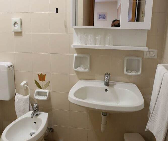 اتاق خانوادگی با چشمانداز کوه, Albergo Gusmeroli