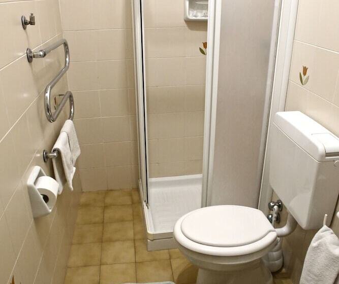 اتاق خانوادگی با چشمانداز کوه, Albergo Gusmeroli