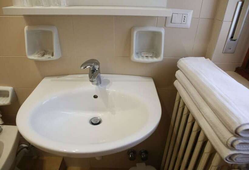 اتاق استاندارد سه نفره, Albergo Gusmeroli