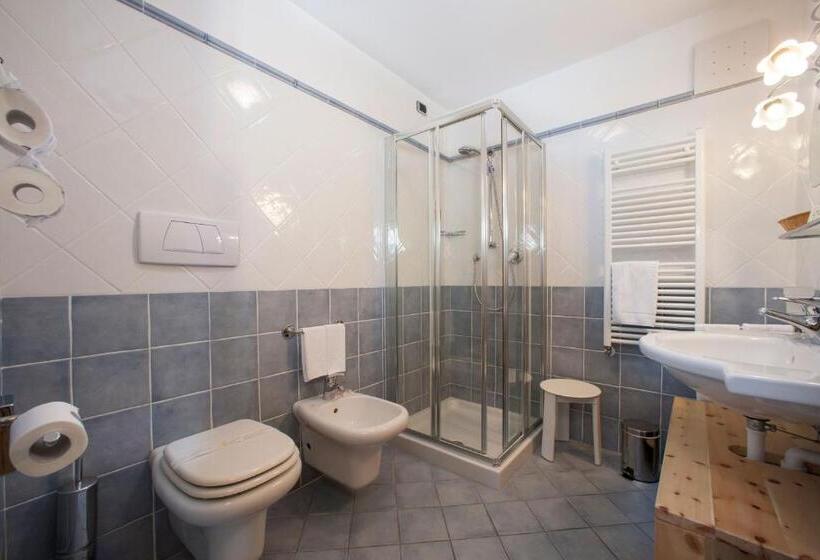 家庭房间共用浴室, Alpenrose