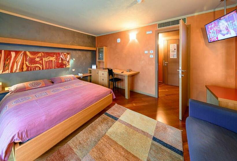 غرفة سوبيريور, Ambrosini