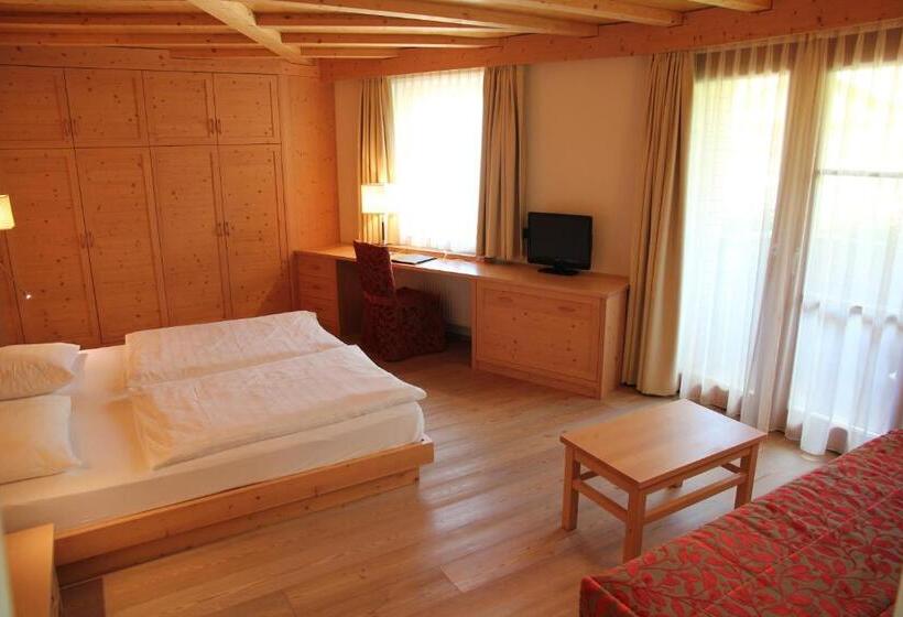 חדר סטנדרט לשלושה עם מרפסת, Cavallino