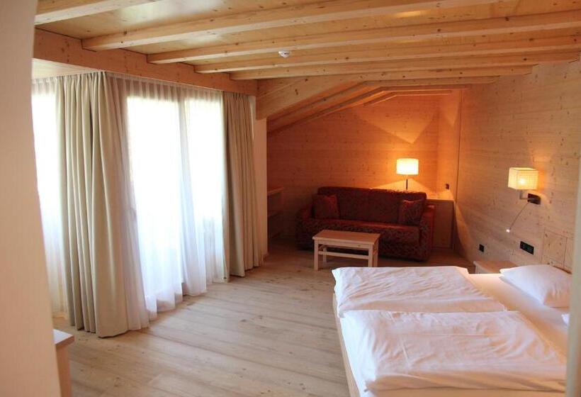 חדר לארבעה סטנדרטי עם מרפסת, Cavallino