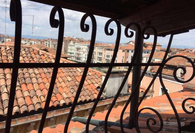 Quarto Ático, Guerrato