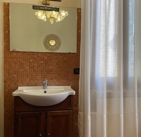 Quarto Standard Casa de Banho Partilhada, Guerrato