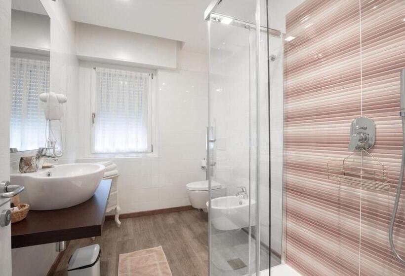 带阳台的三人标准间, Rolly