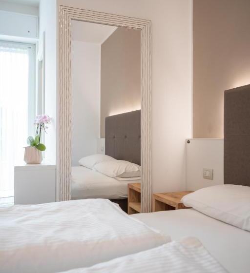 带露台的标准房间, Rolly