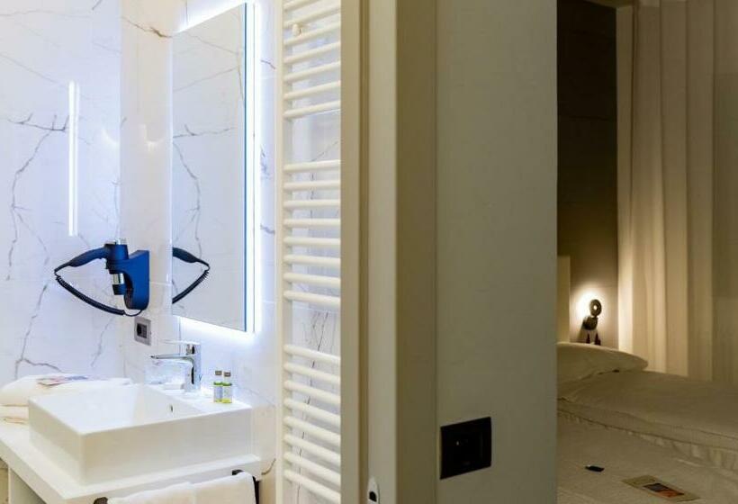 חדר סטנדרט לשלושה, Shangrila