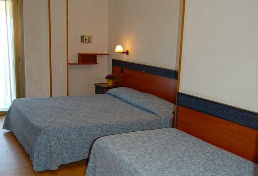 חדר סטנדרט לשלושה, Tassoni