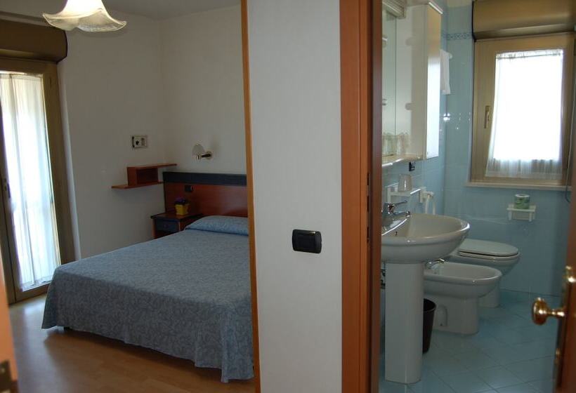 חדר סטנדרט לשלושה, Tassoni