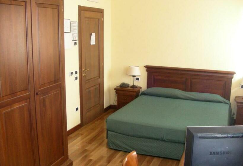 חדר משפחתי, Villa Del Poeta