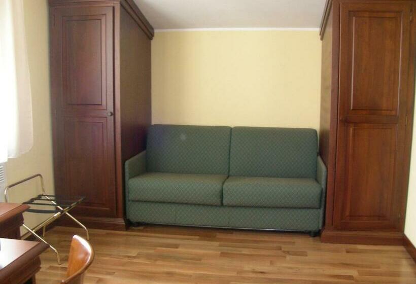 חדר משפחתי, Villa Del Poeta