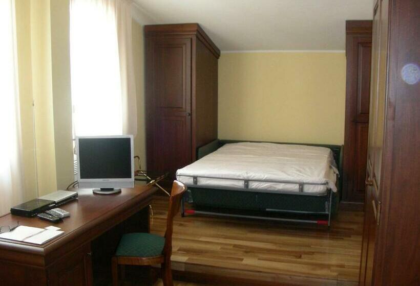 חדר משפחתי, Villa Del Poeta