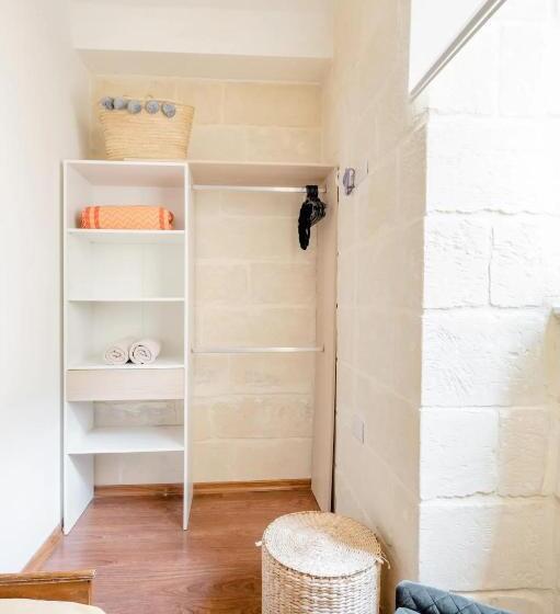 اتاق استاندارد, Gallo House