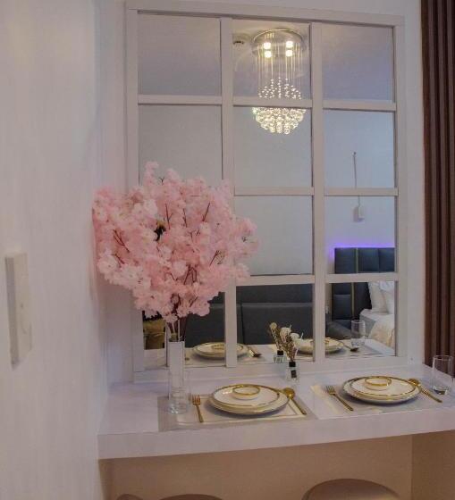 1 Sovrums Lägenhet med Balkong, Cozy Condo Home Along Edsa With A City View