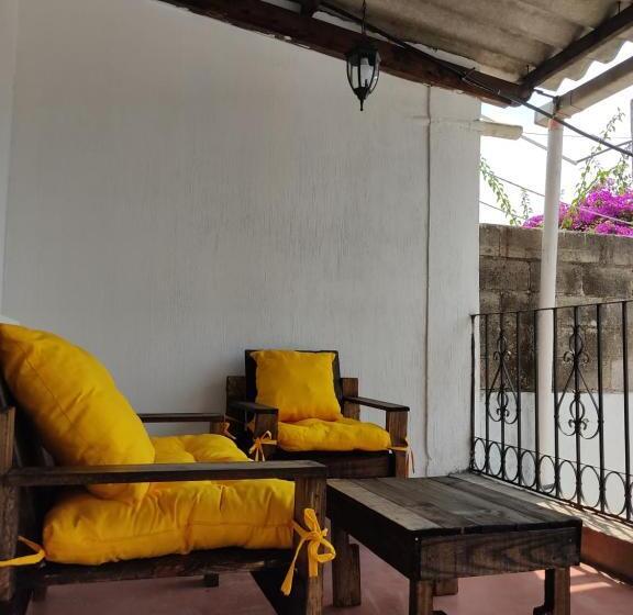 اتاق استاندارد سه نفره, Blue Moon Hostel