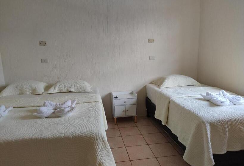 اتاق استاندارد سه نفره, Blue Moon Hostel