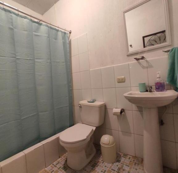 اتاق استاندارد سه نفره, Blue Moon Hostel