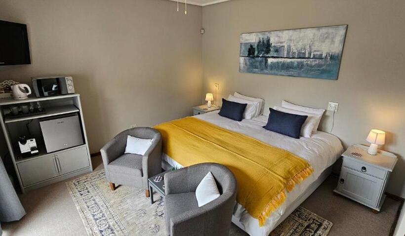 اتاق لوکس با چشمانداز دریاچه, The River Pirate