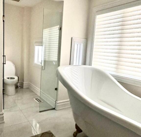 غرفة قياسية رباعية, Beautiful House Near North York Center