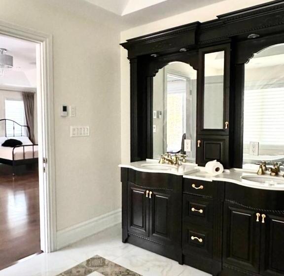 غرفة قياسية رباعية, Beautiful House Near North York Center